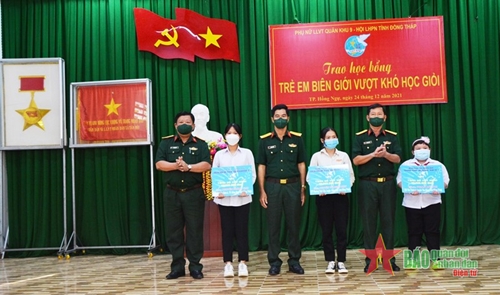 Quân khu 9 tặng quà tại địa bàn biên giới tỉnh Đồng Tháp